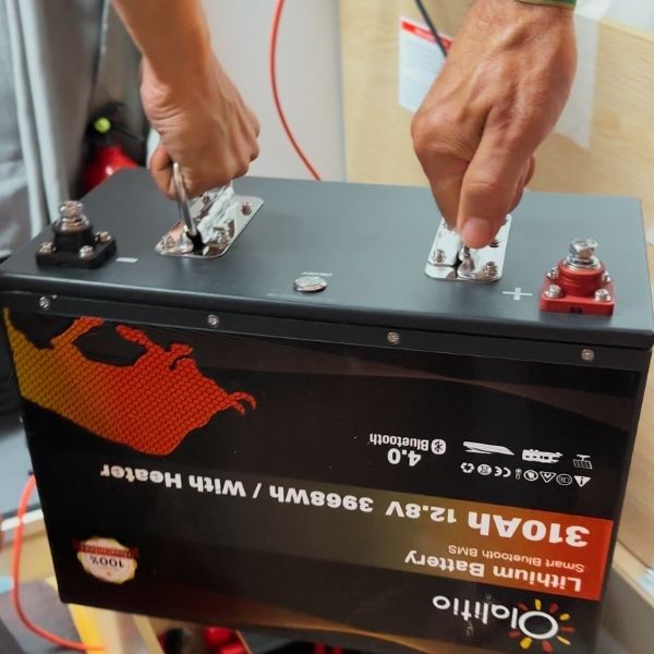 Batería de litio instalada en una camper en el taller de Tinkervan